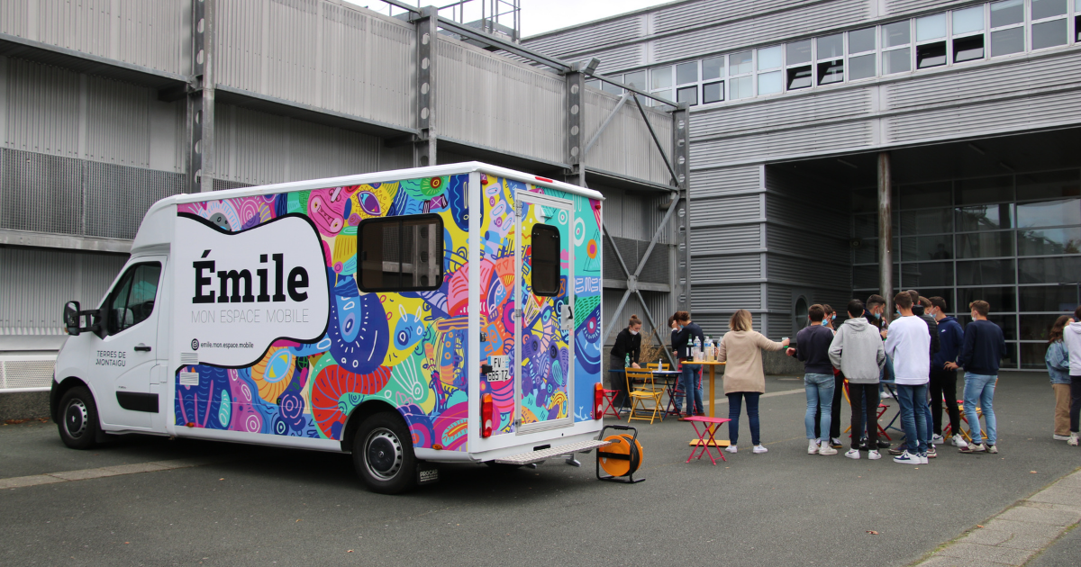 Camionnette itinérante, Émile, devant le lycée Léonard de Vinci