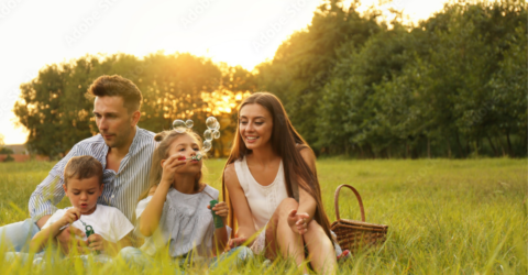 Photo d'une famille dans un parc